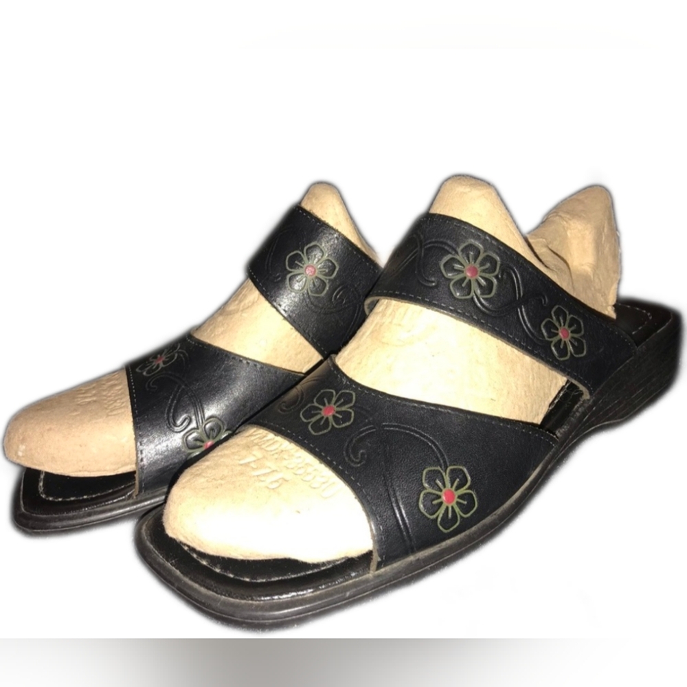 BEAUTIFUL VINTAGE FLORAL EMBOSSED LEATHER SANDALS MADE IN BRAZIL